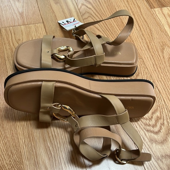New! Zara Sz 9, beige flatform leather golden metal ankle strap sandals. - Picture 5 of 13